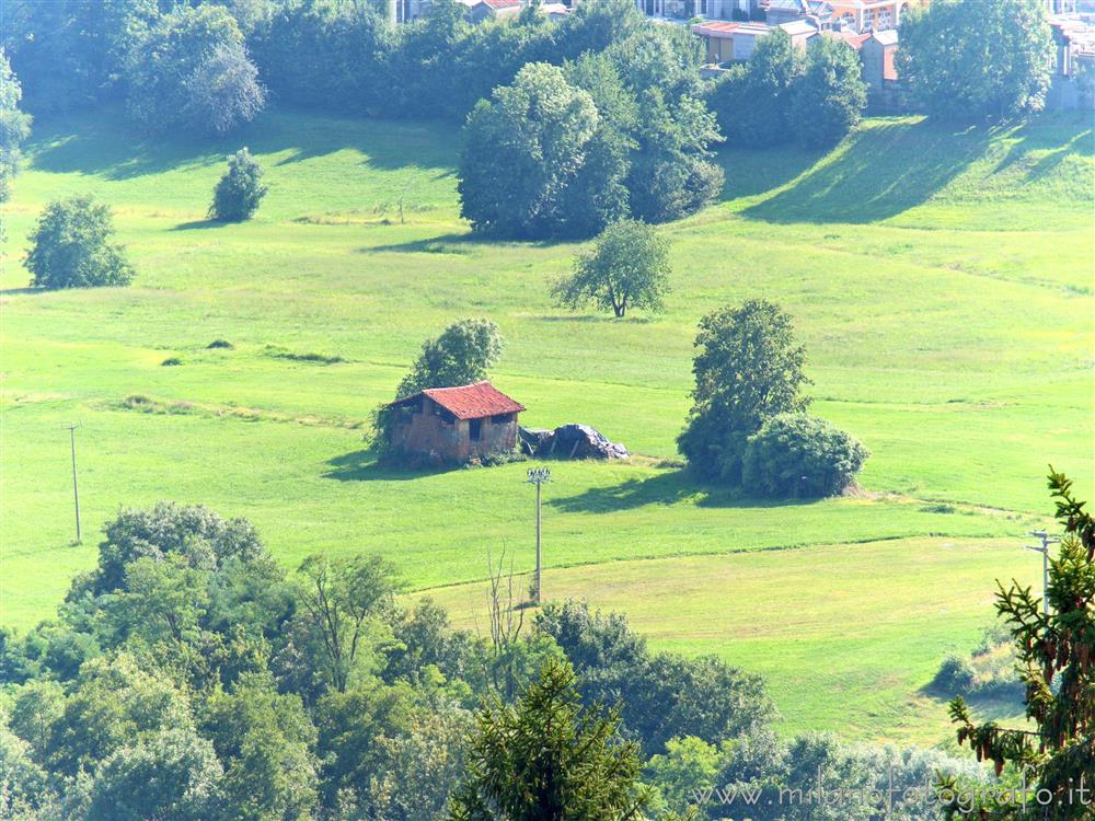 Pollone (Biella) - Capanna solitaria nei prati alle pendici del Parco Burcina